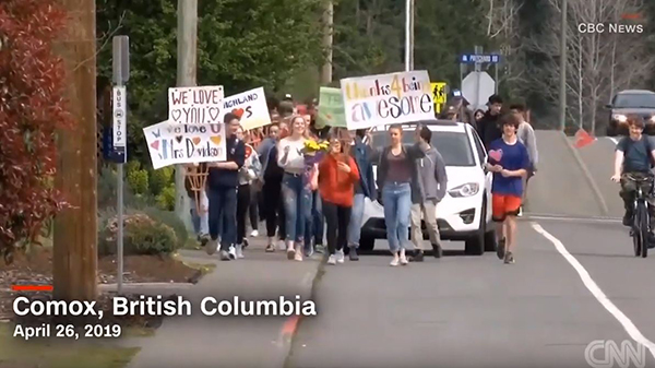 Ez a néni 12 éven át integetett a háza előtt elhaladó iskolásoknak - Megható módon búcsúztak tőle a diákok