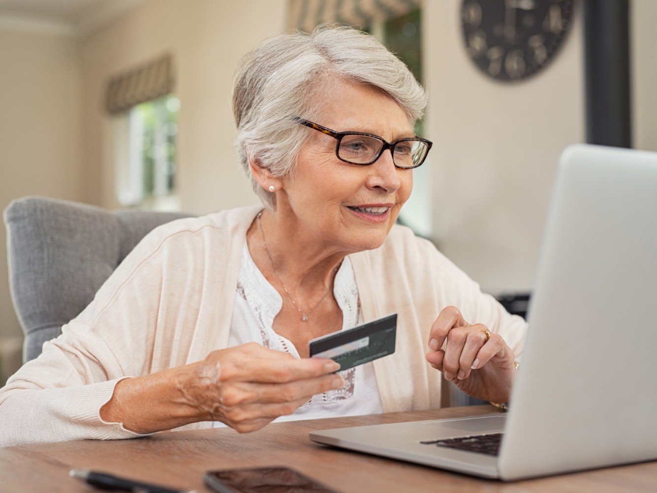 Ingyenes alapszámla nyugdíjasoknak - Mutatjuk a részleteket!